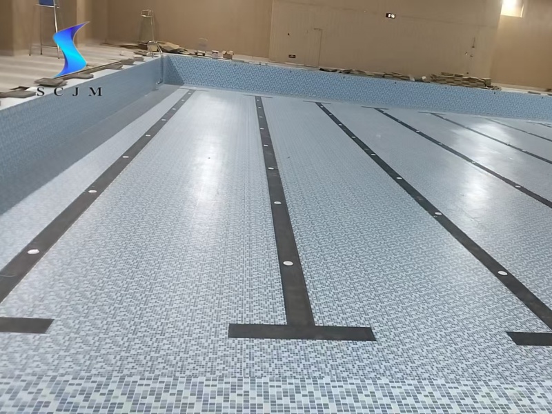 山東青島室內(nèi)泳池膠膜鋪裝完成